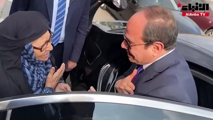 الرئيس السيسي يوقف موكبه بعد رؤيته لسيدة جالسة على الرصيف.. ويوجه بتلبية كافة احتياجاتها