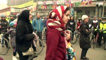 شاهد: سائقو الدراجات الهوائية في لاهور يكافحون لإقناع الناس بالتخلي عن السيارات