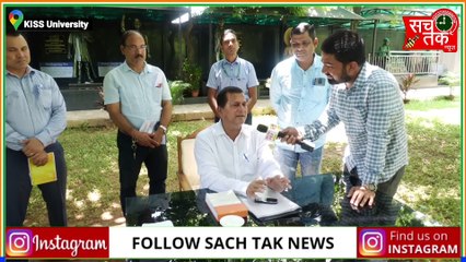 दुनिया का सबसे अद्भुत कार्यालय पिछले 30 साल से तीन पेड़ के नीचे चला रहे हैं Achyuta Samanta