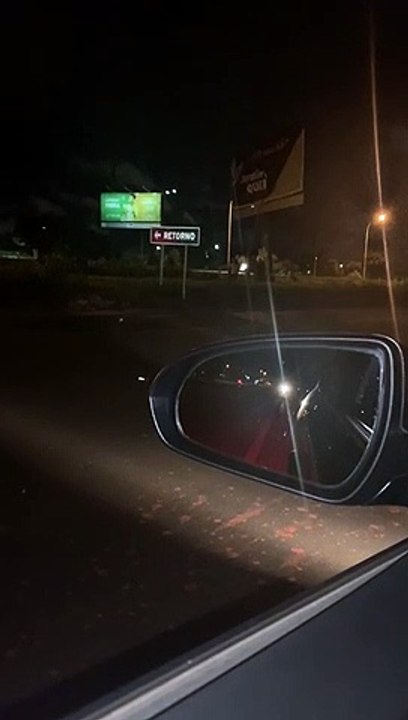 Bolsonaristas destroem outdoor contra a presença de Bolsonaro no Jardim Botânico