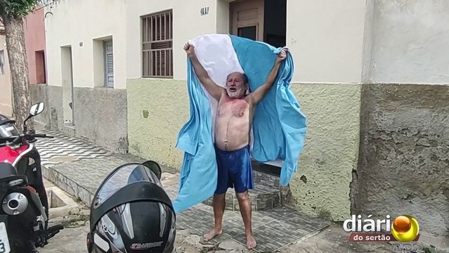 Chorando, sertanejo da região de Cajazeiras comemora título da Argentina com festa e raspando o cabelo