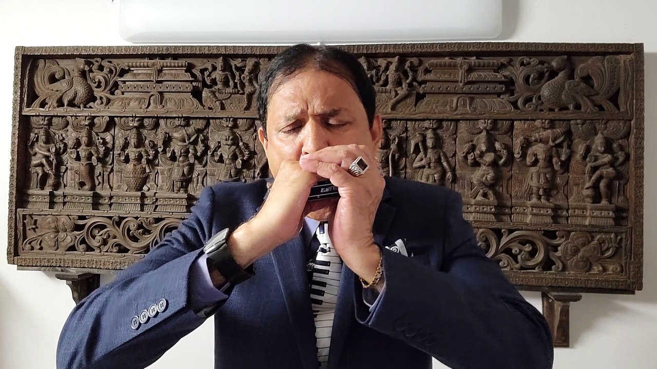 Aa Chal Ke Tujhe-Film Door Gagan Ki Chhaon Mein 1964 on Harmonica Live Performance by Mukund Kamdar-1