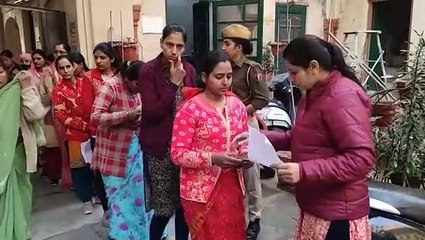 Descargar video: वरिष्ठ अध्यापक भर्ती परीक्षा, प्रवेश से पूर्व हुई कड़ी चैकिंग