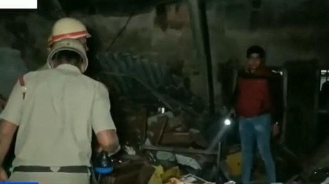 উঃ২৪পরগনাঃ হঠাৎ বিকট শব্দ ,বিস্ফোরণ মনে করে বের হতেই দেখা গেল এই ঘটনা