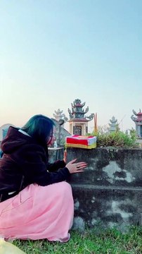 Mẹ không còn, con gái lấy chồng xa lủi thủi ra mộ tâm sự cùng mẹ