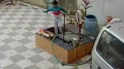 खेलते खेलते कुएं में गिरा बच्चा, दिल दहला देगा ये Live Video