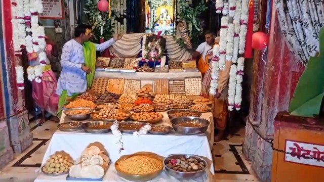 Video : भगवान केशव के मंदिर में सजाई छप्पन भोग की झांकी
