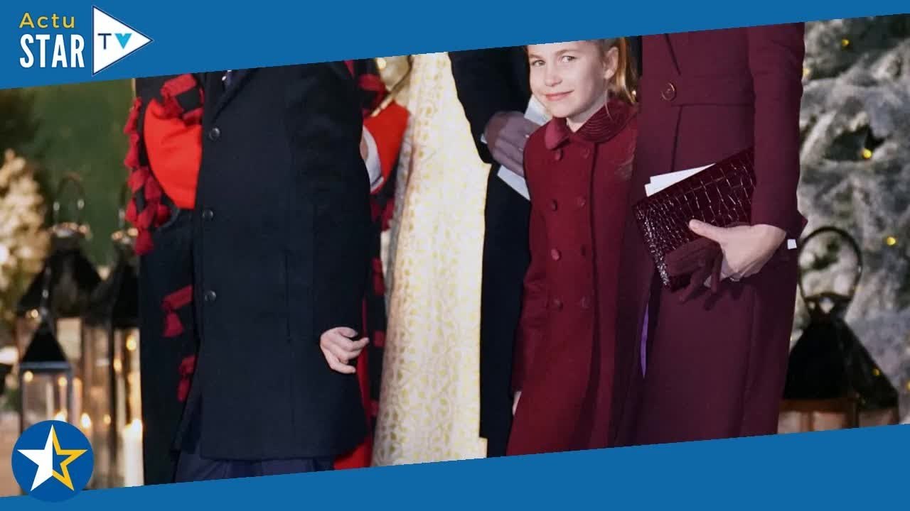 Charlotte et George tendrement embrassés par leur grand-père Charles III, doux moment de Noël immort