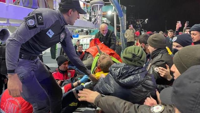 16 kişi yaralı, kaptan kayıp! Sinop'ta yanan gemiye yardım eli uzatan balıkçı kabus dolu anları anlattı: Birinin bacağı dizinden kopmuştu