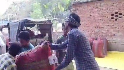 गाजीपुर: स्थाई सब्जी मंडी नहीं होने से किसानों की सब्जियां खरीद रहे बिचौलिए