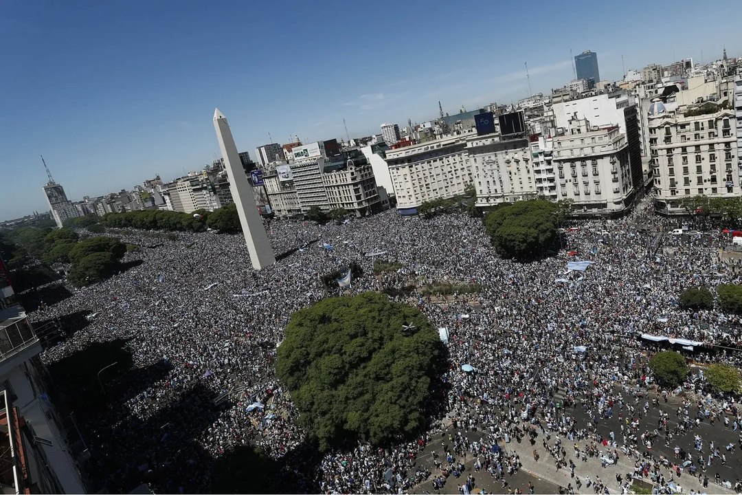 Les footballeurs argentins acclamés comme des héros à Buenos Aires