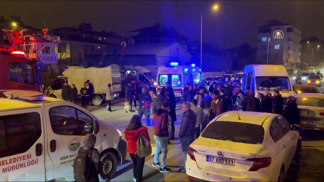 Minibüs ile kamyonetin çarpıştığı kazada 13 kişi yaralandı