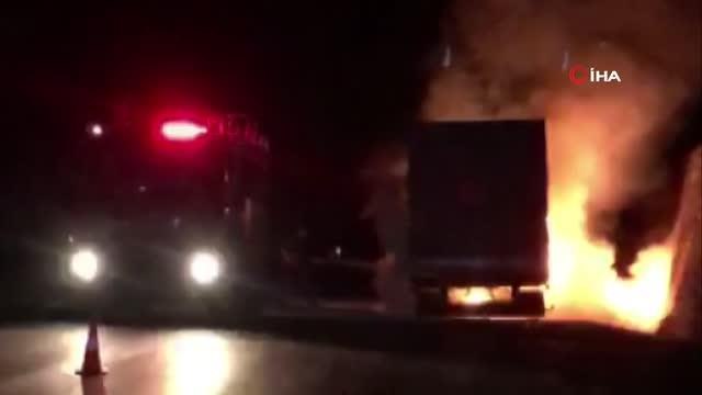 Bingöl'de pamuk taşıyan tır, seyir halindeyken alev aldı