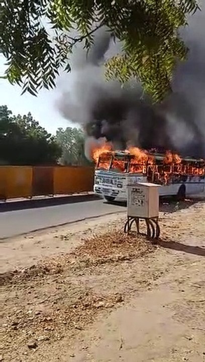 कालवी प्याऊ के आसपास खड़ी बस में आग लगी थी, कोई हताहत नही।