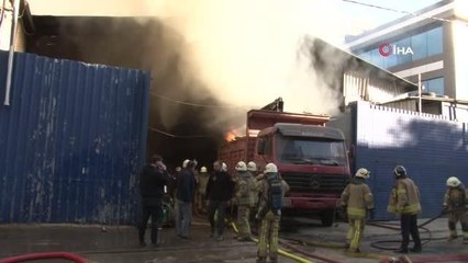 Ümraniye'de bir plastik ve hurdalık atık alanında yangın çıktı