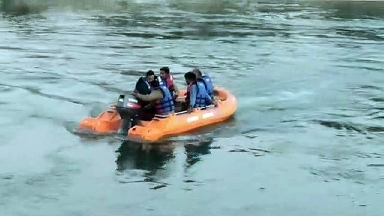 चौबीस घंटे बाद भी नहीं मिला नदी में बहे बच्चों...