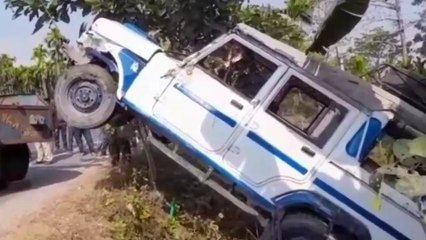 ভয়ঙ্কর পথদুর্ঘটনা !মুখোমুখি সংঘর্ষ ! দেখুন সেই শিউরে ওঠা ভিডিও