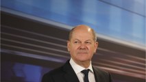 Hat Olaf Scholz ein Glasauge? Hier die Antwort!