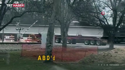 Yük treni hemzemin geçitteki römorka çarptı