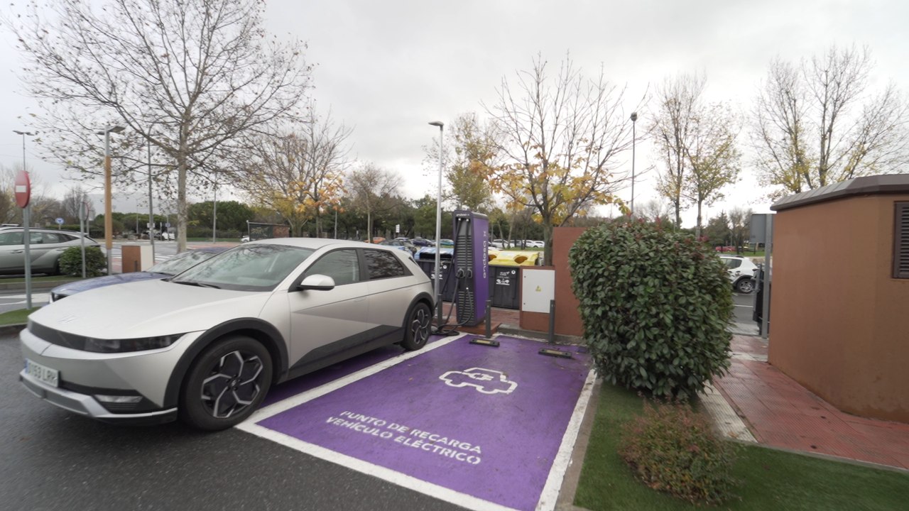 La concesión de las licencias frena la puesta en marcha de diversos puntos de recarga de coche eléctrico