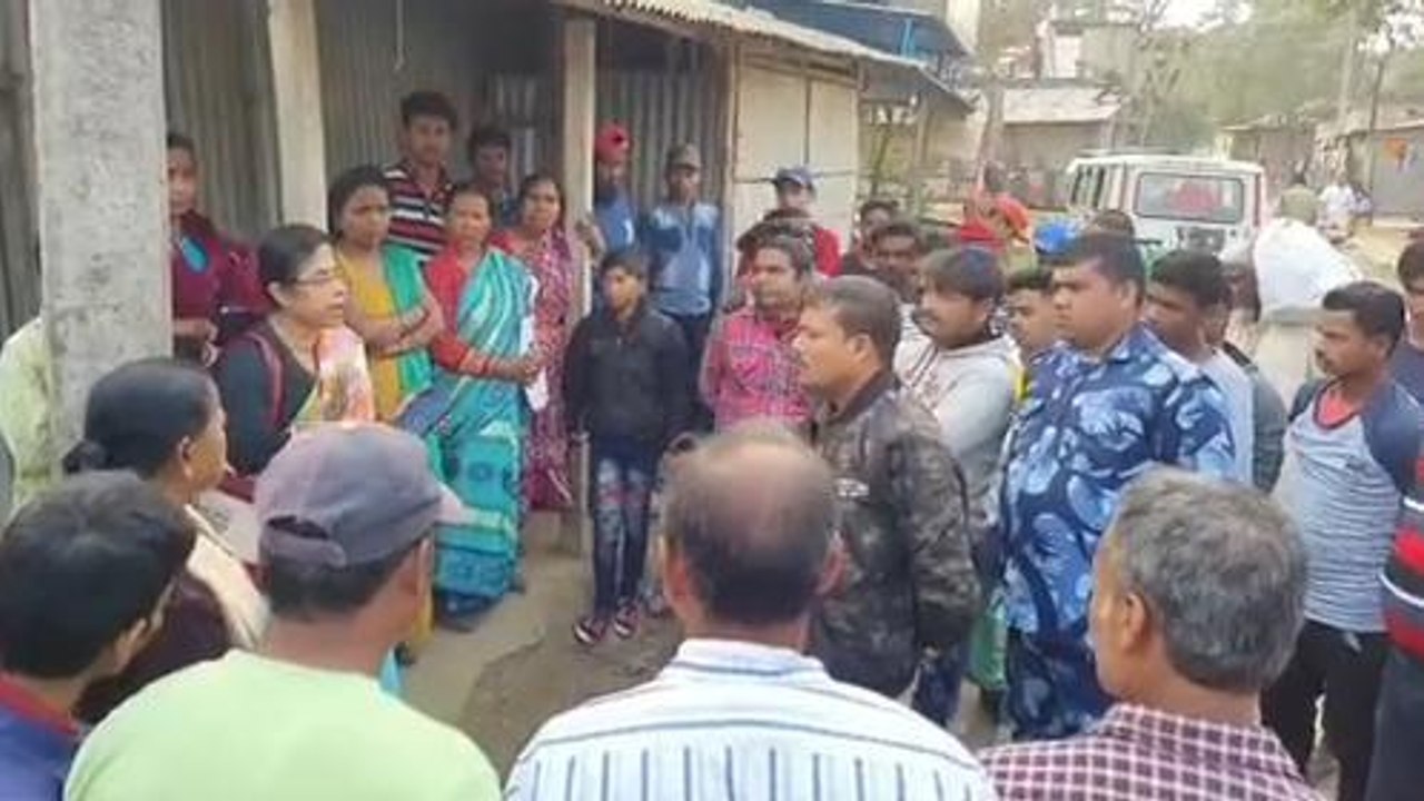 উঃদিনাজপুরঃ বাড়িতে বসেই চলছে সার্ভে! অঙ্গনওয়াড়ি কর্মীকে আটকে বিক্ষোভ গ্রামবাসীদের