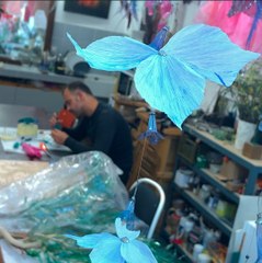 William, artiste plasticien, transforme des déchets en fleurs