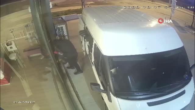 'Maskeli Beşlerin' 200 bin liralık kombi ve tesisat malzemesi çaldığı anlar kamerada