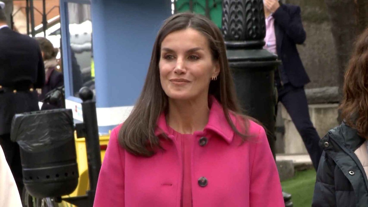 La Reina Letizia deslumbra con un vibrante total look rosa fucsia
