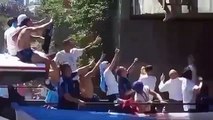 Argentina, il video del tifoso che si lancia dal cavalcavia sul bus dei giocatori e precipita al suolo
