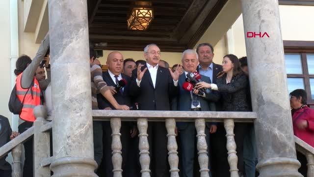 Vatandaşın ısrarına dayanamayan CHP lideri Kılıçdaroğlu, Antalya'da balkon konuşması yaptı: Erdoğan'ı emekli etmeye söz verdim