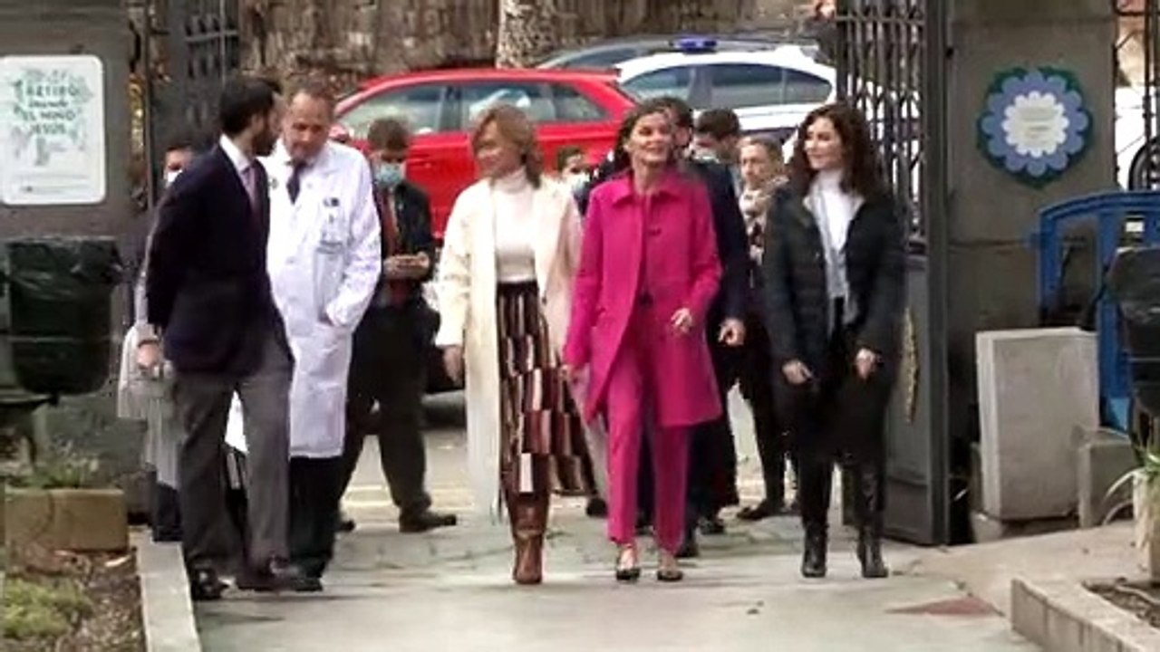 La Reina Letizia deslumbra con un vibrante total look rosa fucsia