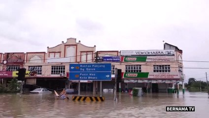 Malaysia: roads submerged as deadly flood hits country's east coast