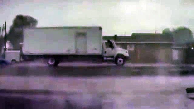 Il video del camion inghiottito dal tornado in Louisiana