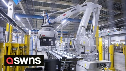 Incredible footage shows a huge Amazon depot preparing for Christmas with the help of robots