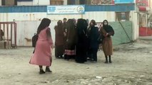 Mulheres afegãs são impedidas de entrarem em universidades
