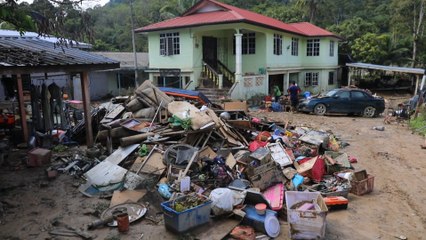 Descargar video: Al menos cinco muertos y 70.000 desplazados por inundaciones en Malasia