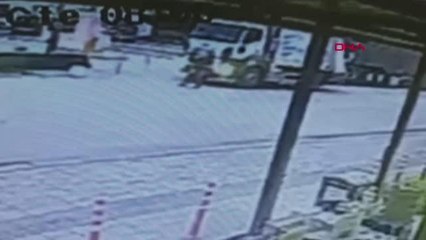 ÇÖP KAMYONUN ALTINDA KALDI, HAFİF YARALI KURTULDU O ANLAR KAMERADA