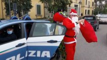 La polizia porta i doni ai bambini dell'ospedale San Camillo