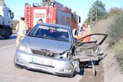 Pendik'te kamyonetle çarpışan otomobilin sürücüsü yaralandı