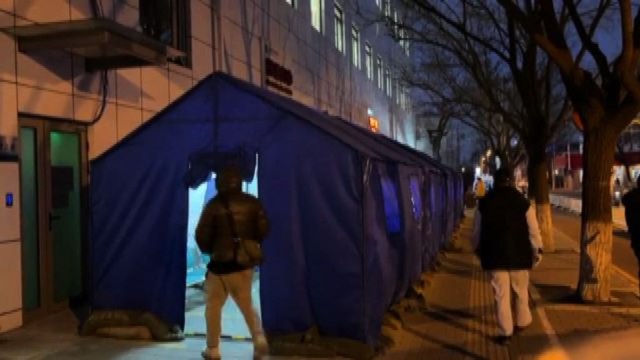 Cina, si formano le code fuori dalla clinica della febbre