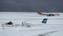 Kanada'da yoğun kar yağışı etkili oldu! 200 uçuş iptal