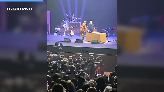 Checco Zalone imita Jovanotti, lui sale sul palco a sorpresa e cantano insieme