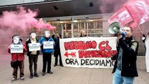 Milano, la protesta degli studenti contro i candidati alle elezioni regionali