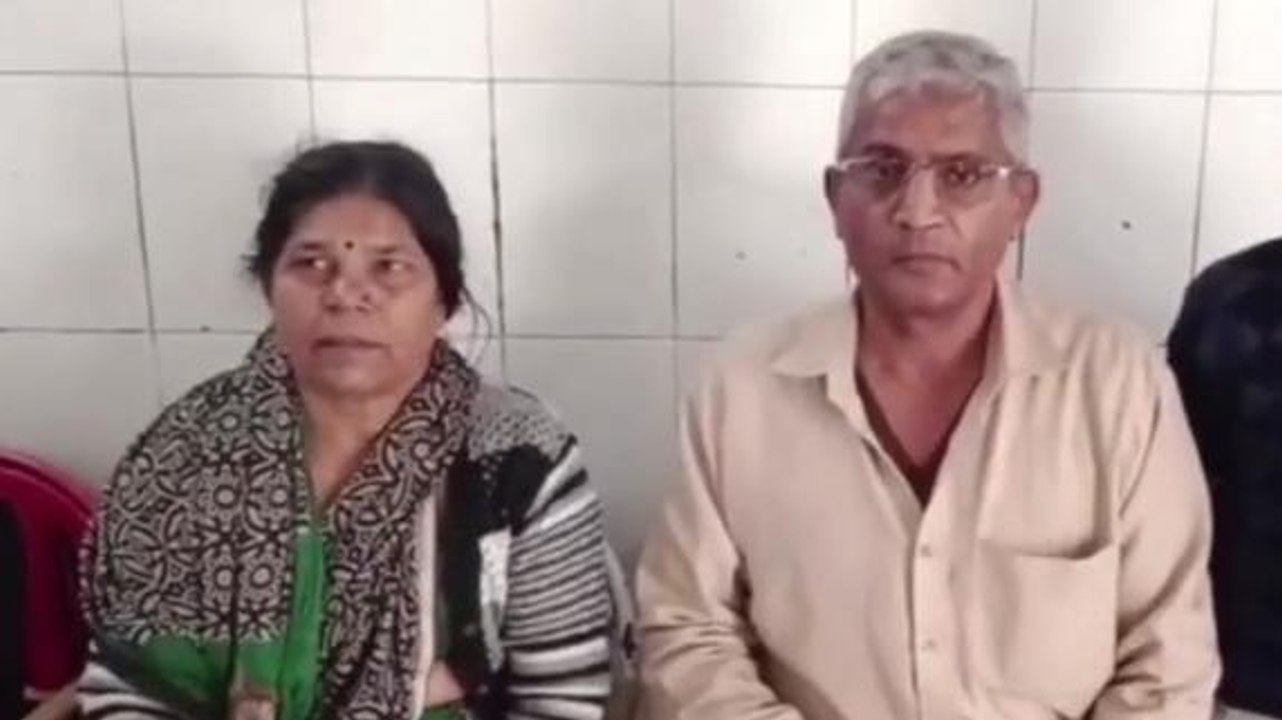 अलीगढ़: कलयुगी बेटे ने माता-पिता को बेरहमी से पीटा