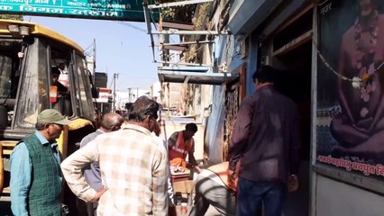 दोपहर बाद गरजा जेसीबी का पंजा और कर दिए 50 छज्जे ध्वस्त