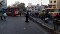 Video.... Ahmedabad : अनियंत्रित हुई बस बीआरटीएस कॉरिडोर से टकराई