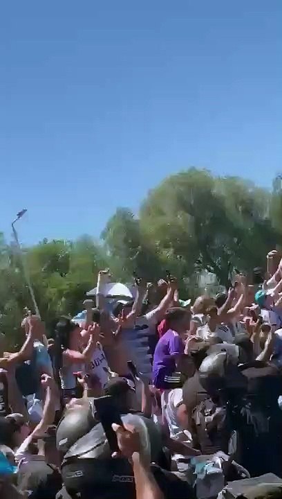 scaloni festejando con la gente.mp4