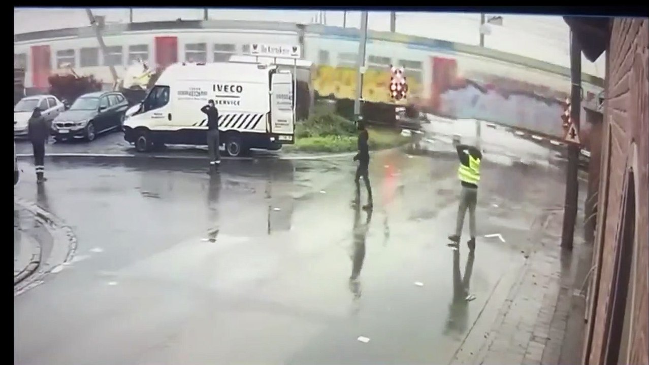 Un routier se retrouve coincé sur la voie ferrée... adieu petit camion