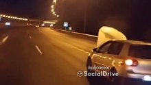 Circula de capo aberto em plena auto estrada