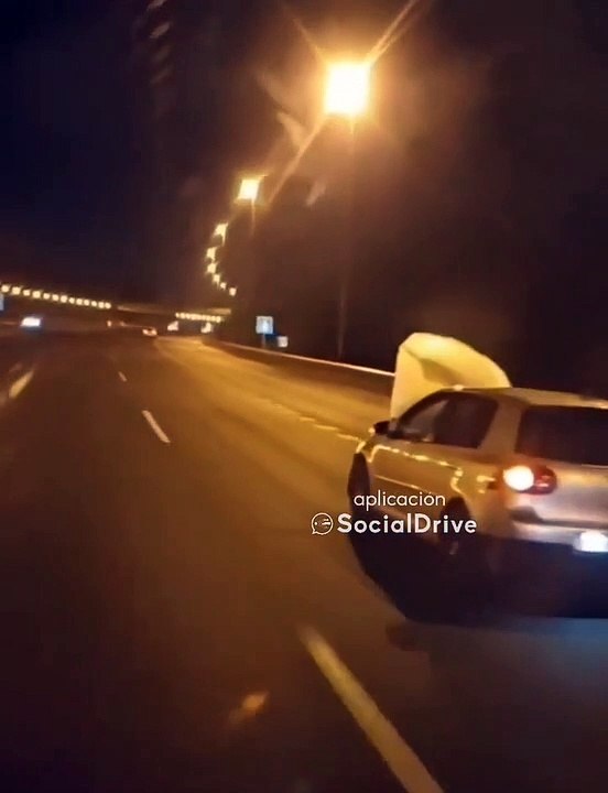 Circula de capo aberto em plena auto estrada